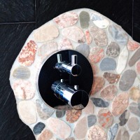 Armatur in der Dusche, eingefasst in Mosaik