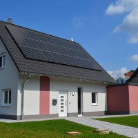 Einfamilienhaus mit Doppelgarage und Photovoltaikanlage